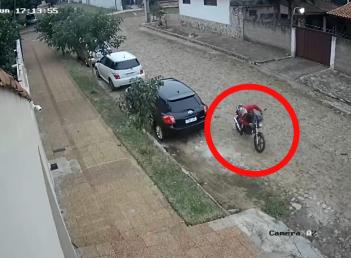 Solitario ladrón se robó la moto del delivery